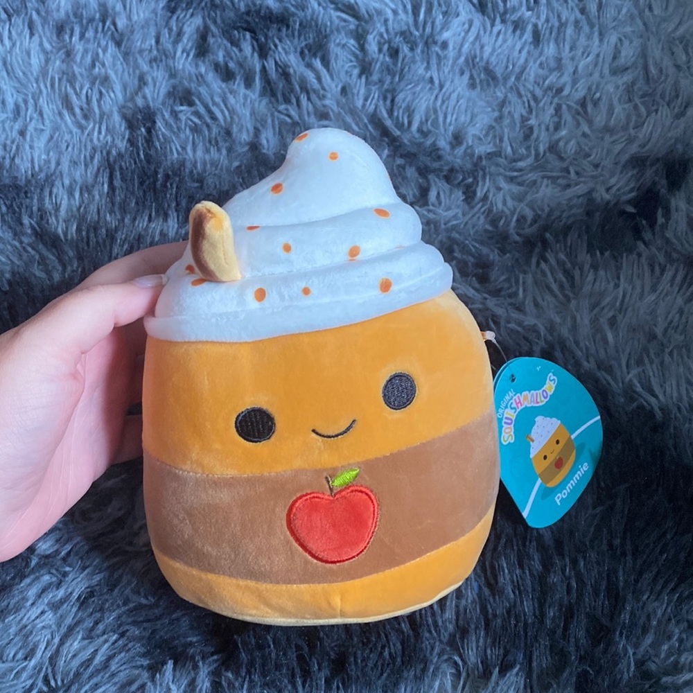 New Squishmallows: Pommie